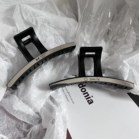Minimalistische Große Schwarze Haarkralle Für Damen Titanstahl Harz Matt Elegante Smile Buchstabe Rutschfeste Styling-Tool Kopfschmuck