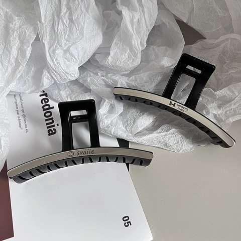 Minimalistische Große Schwarze Haarkralle Für Damen Titanstahl Harz Matt Elegante Smile Buchstabe Rutschfeste Styling-Tool Kopfschmuck