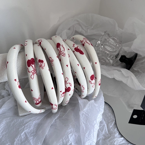 Schattige Rode Kers Strik Print Stof Haarband Voor Vrouwen Meisjes Zoete Handgemaakte Dik Gevoerde Hoofdband Sieraden
