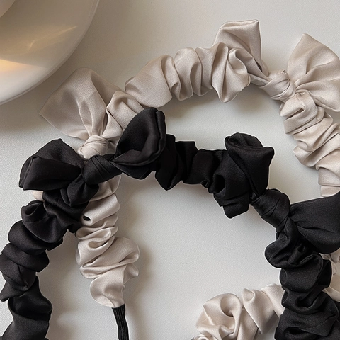Cerchietto da Donna Coreano Dolce in Raso Plissettato con Fiocco Vintage Minimalista Scrunchie Stile Cerchio per Capelli Eleganti Accessori