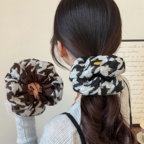 Houndstooth Knitted Large Scrunchie Flannel Hair Ties With Round Gold Metal Tag Elegant Korean Style Hair Accessories For Women
