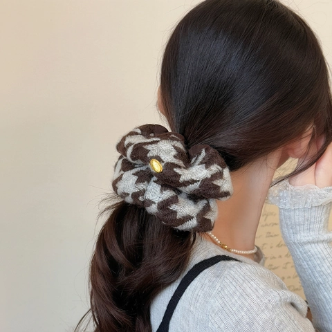 Houndstooth Knitted Large Scrunchie Flannel Hair Ties With Round Gold Metal Tag Elegant Korean Style Hair Accessories For Women