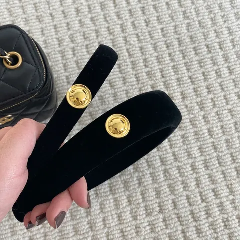 Serre-tête Vintage en Velours Noir pour Femmes Bandeau à Cheveux Épais Avec Décoration de Bouton en Métal Doré Rétro Élégant