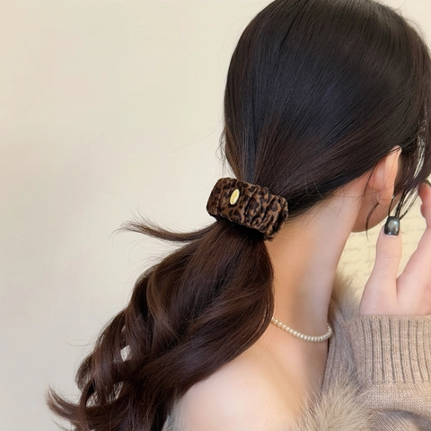 Scrunchies Vintage in Velluto Leopardato per Donna Elegante Elastico per Capelli Increspato Con Placca in Metallo Love Fermacapelli Retrò