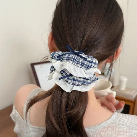 Chouchous à Carreaux Coréens pour Femmes Bleu Blanc Bordure en Dentelle Nœud Grands Anneaux de Cheveux Style Preppy Doux Porte-Queue de Cheval Accessoires