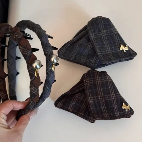 Molla per Capelli in Tessuto Scozzese Retrò Elegante Stile Britannico Clip a Squalo Con Decorazione Cane Metallo Donna Accessori