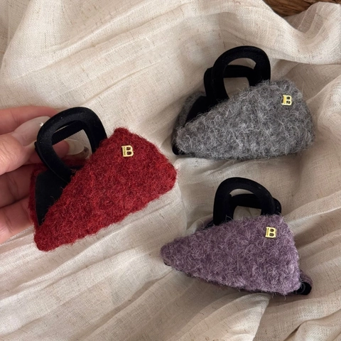 Wollene Dreieck Haarklammer Mini Handtasche Form Goldener Buchstaben Dekor Damen Herbst Winter Plüsch Haarschmuck Haarspange