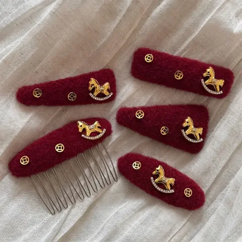 Fermagli per Capelli in Feltro Rosso di Capodanno per Donna Vintage Cavallo a Dondolo Strass Fermagli a Becco d'Anatra Eleganti