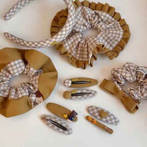 Set Accessori Capelli Vintage in Tessuto a Quadretti Giallo Senape Elastici Cerchietto Mollette Orso Cuore Donna Ragazze