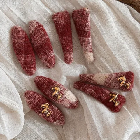 Fermaglio per Capelli in Tweed Scozzese Rosso Bianco Retrò Con Decorazione in Metallo a Cavallo Oro Forcina per Capelli