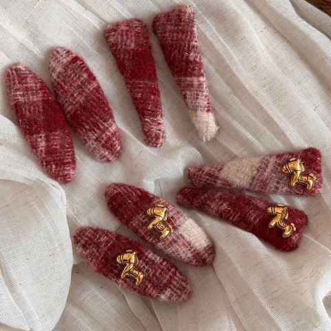 Fermaglio per Capelli in Tweed Scozzese Rosso Bianco Retrò Con Decorazione in Metallo a Cavallo Oro Forcina per Capelli