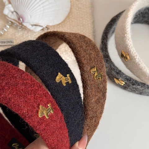 Cerchietto in Tessuto Peluche da Donna Tesa Larga High Top Invernale Con Ciondolo a Forma di Cavallo in Metallo Oro Accessori per Capelli