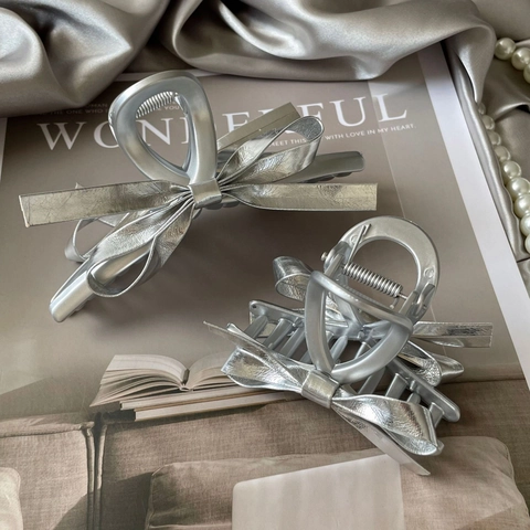 Elegante Silberne Kunstleder Schleife Haarklammer Handgefertigte Metallische Optik Schleife Shark Clip Haarschmuck Für Damen Haarstyling