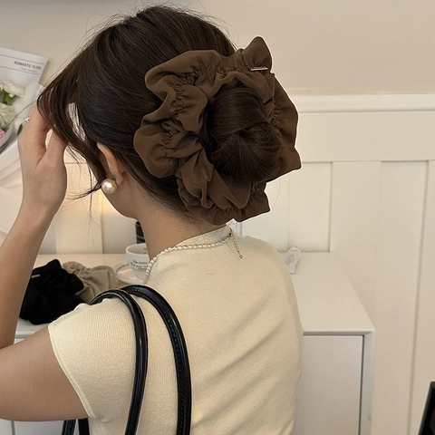 Large Pleated Fabric Scrunchie With Metal Label Solid Color Elegant Hair Tie For Women Vintage Maillard Style Hair Rope