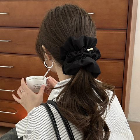 Large Pleated Fabric Scrunchie With Metal Label Solid Color Elegant Hair Tie For Women Vintage Maillard Style Hair Rope