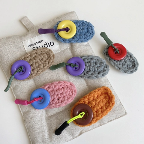 Dolce Fermaglio per Capelli in Lana Lavorato a Mano a Maglia Decorazione con Bottone a Contrasto Grande Simpatica Clip BB per Donna Ragazza