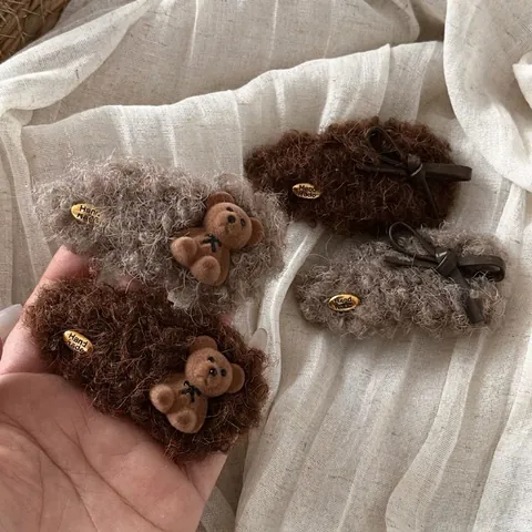 Damen Plüsch Kunstpelz Haarspangen Niedlicher Bär Kunstleder Schleife Metallschild Dekor BB Clips Koreanischer Stil Herbst Winter Haarschmuck