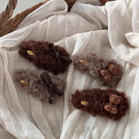 Damen Plüsch Kunstpelz Haarspangen Niedlicher Bär Kunstleder Schleife Metallschild Dekor BB Clips Koreanischer Stil Herbst Winter Haarschmuck