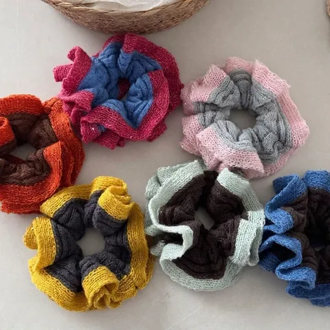 Chouchou Oversize Tricoté en Contraste de Couleur pour Femmes Attache-Cheveux Plissé Fait à la Main en Fil Doux