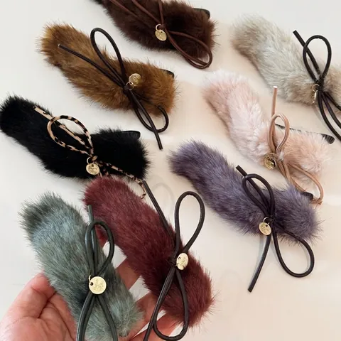 Pinza para el Cabello con Lazo de Felpa de Otoño Invierno Elegante de Piel Artificial con Etiqueta de Metal Dorado Accesorios para el Cabello