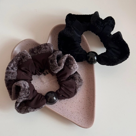 Vintage Plush Edge Scrunchie Round Bead Decoration Elegant Winter Hair Tie Soft Fabric Elastic Ponytail Holder For Women