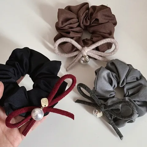 Elegant Fabric Large Scrunchies With Faux Artificial Pearl Bowknot Metal Tag Solid Color Elastic Hair Bands For Women Daily Ponytail Holder