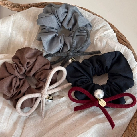 Elegant Fabric Large Scrunchies With Faux Artificial Pearl Bowknot Metal Tag Solid Color Elastic Hair Bands For Women Daily Ponytail Holder