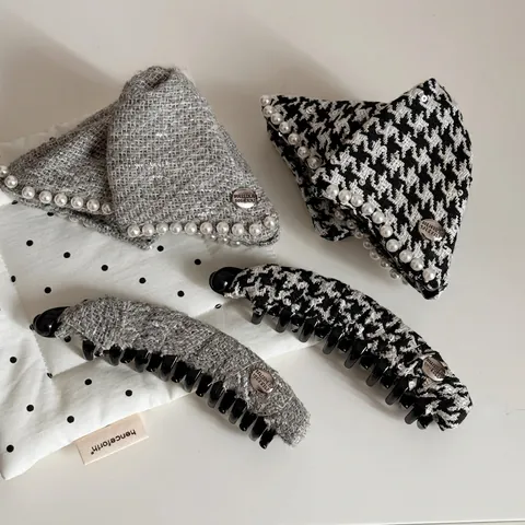 Molletta per Capelli in Tweed Pied de Poule Con Perle Artificiali Targhetta in Metallo Vintage Francese Elegante Donna