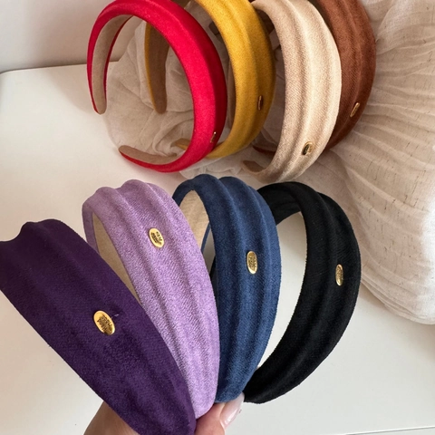 Elegante Diadema Acolchada De Terciopelo Para Mujer Textura Con Relieve Diadema Alta Vintage Color Sólido Etiqueta De Metal Hecha A Mano Accesorios Para El Cabello