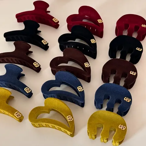 Elegantes Pinzas para el Pelo con Forma de Corazón Flocado para Mujer Otoño Invierno Textura de Terciopelo Pinza con Detalle de Logo Metálico Dorado