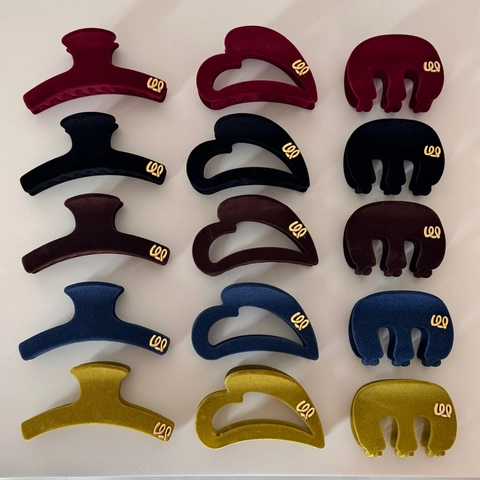 Elegantes Pinzas para el Pelo con Forma de Corazón Flocado para Mujer Otoño Invierno Textura de Terciopelo Pinza con Detalle de Logo Metálico Dorado