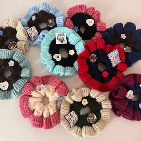 Chouchou à Cheveux Tricoté Bicolore Fait Main Doux Vintage Couleur Contrastée Fil avec Boutons Mignons Patch Accessoires de Cheveux