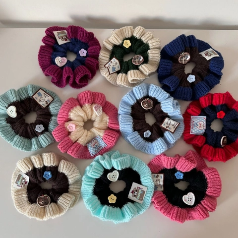Chouchou à Cheveux Tricoté Bicolore Fait Main Doux Vintage Couleur Contrastée Fil avec Boutons Mignons Patch Accessoires de Cheveux
