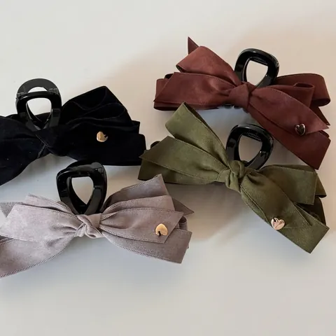 Grote Fluwelen Strik Haarklem Goud Hart Metaal Decor Elegante Stof Suede Afwerking Shark Clip Dames Haaraccessoires