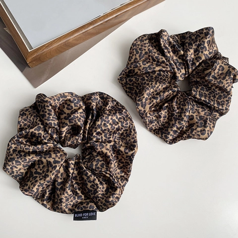Luipaardprint Satijn Scrunchies Voor Dames Retro Hong Kong Stijl Mode Oversized Haarelastiekjes Satijn Elastische Haaraccessoires
