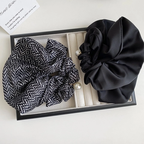 Eleganti Scrunchies in Raso a Pois Neri Elastici per Capelli Con Pendente di Perla Artificial Alta Elasticità per Acconciature Quotidiane