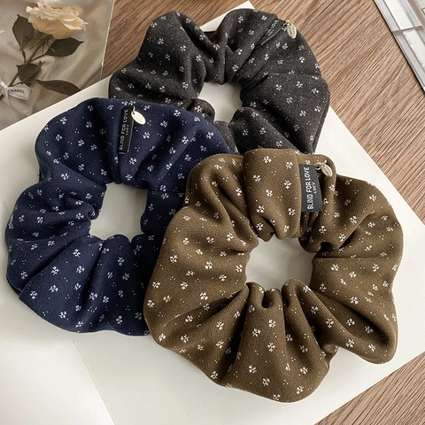 Coleteros Vintage de Tela Floral para Mujer Estilo Coreano Plisado con Colgante de Metal Accesorios para el Cabello Slogan
