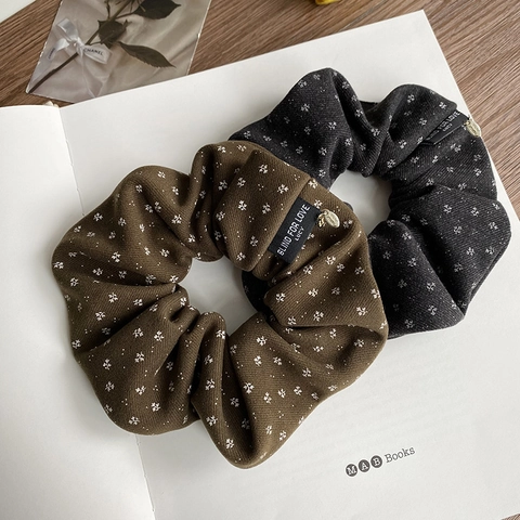 Coleteros Vintage de Tela Floral para Mujer Estilo Coreano Plisado con Colgante de Metal Accesorios para el Cabello Slogan