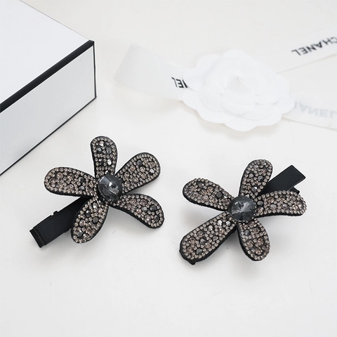 Vintage Funkelnde Strass Blume Haarklammer Legierung Entenschnabel Clip Elegante Schwarze Florale Seitenklammer Kopfschmuck Damen