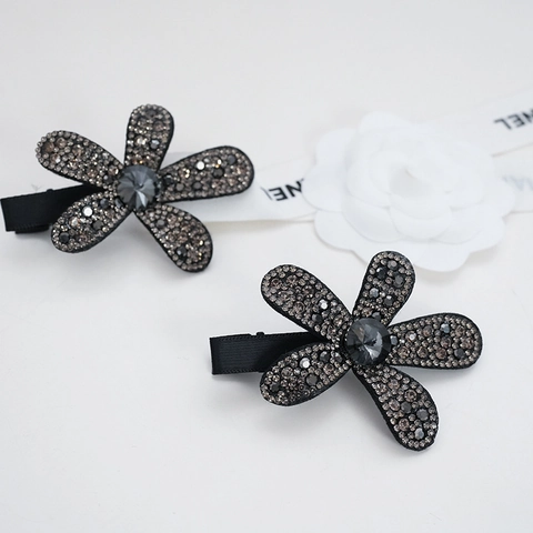 Vintage Funkelnde Strass Blume Haarklammer Legierung Entenschnabel Clip Elegante Schwarze Florale Seitenklammer Kopfschmuck Damen