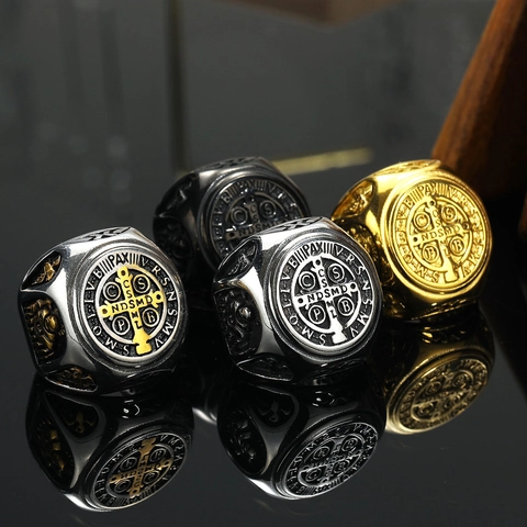 Chevalière Médaille Saint Benoît Vintage pour Hommes Acier Inoxydable Croix Religieuse Relief Punk Hip Hop Bijoux Mode