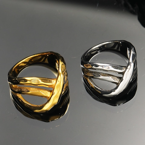 Anello in Acciaio al Titanio Multistrato a Croce Geometrica Irregolare per Donna Colore Oro Acciaio Lava Texture Gioielli di Moda