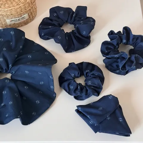 Orecchini a Bottone in Stile Francese Blu Marino in Tessuto Plissettato Motivo a Stelle Elastico Capelli Donna Accessori Capelli