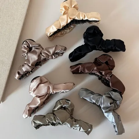Elegante Molletta per Capelli Grande in Satin Plissettato in Stile Francese per Donna Copricapo con Clip a Squalo in Resina