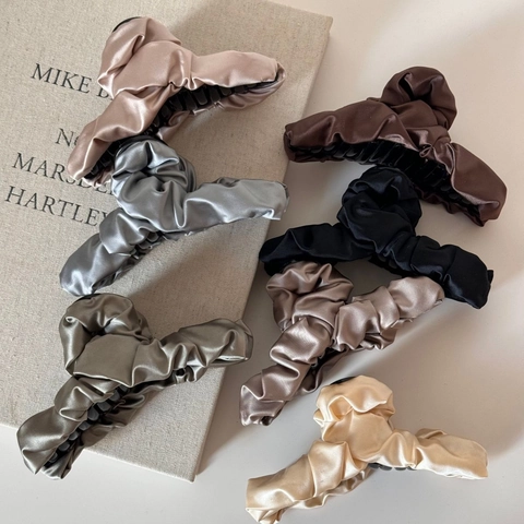 Elegante Molletta per Capelli Grande in Satin Plissettato in Stile Francese per Donna Copricapo con Clip a Squalo in Resina