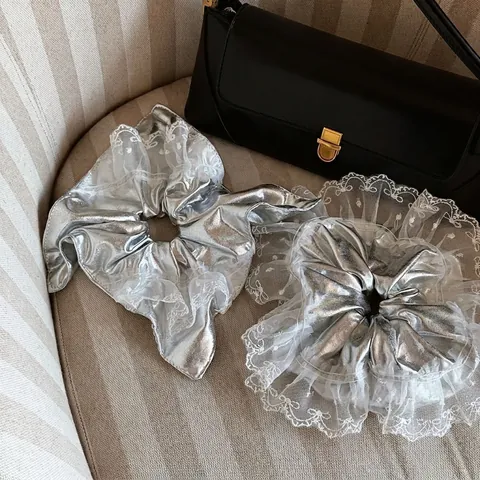 Coleteros Silver Balletcore de Tela Metálica con Borde de Encaje Blanco Coleteros Gigantes Accesorios para el Cabello