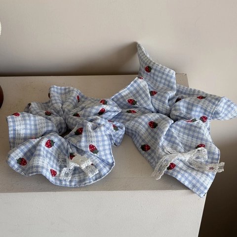 Γλυκό Scrunchie Μαλλιών με Μπλε Gingham Σχέδιο Φράουλα Δαντελένιο Φιόγκο Υφασμάτινο Αξεσουάρ Μαλλιών Κορεάτικο Στυλ Γυναίκα Κορίτσι