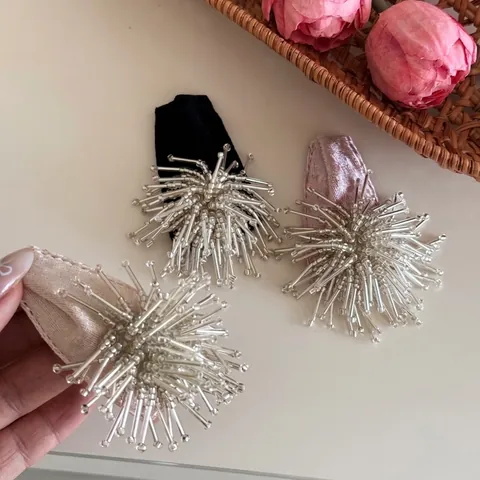 Elegante Pinza para el Cabello de Terciopelo con Cuentas de Fuegos Artificiales Hecha a Mano para Mujeres Niñas