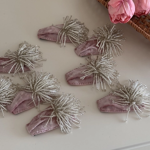 Elegante Pinza para el Cabello de Terciopelo con Cuentas de Fuegos Artificiales Hecha a Mano para Mujeres Niñas