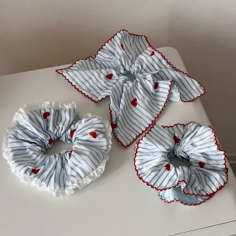 Süß Blau Weiß Gestreift Scrunchie Mit Roter Herz Stickerei Muschelsaum Spitze Große Haargummi Für Damen Haarschmuck